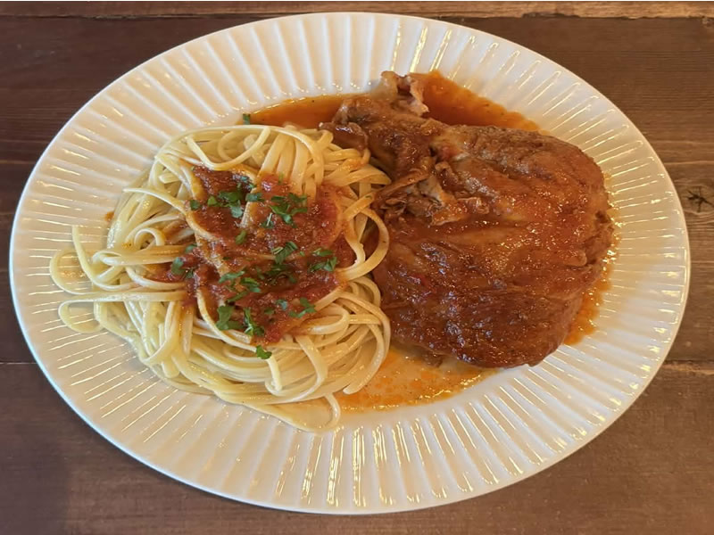 Κόκορας μακαρονάδα κοκκινιστός